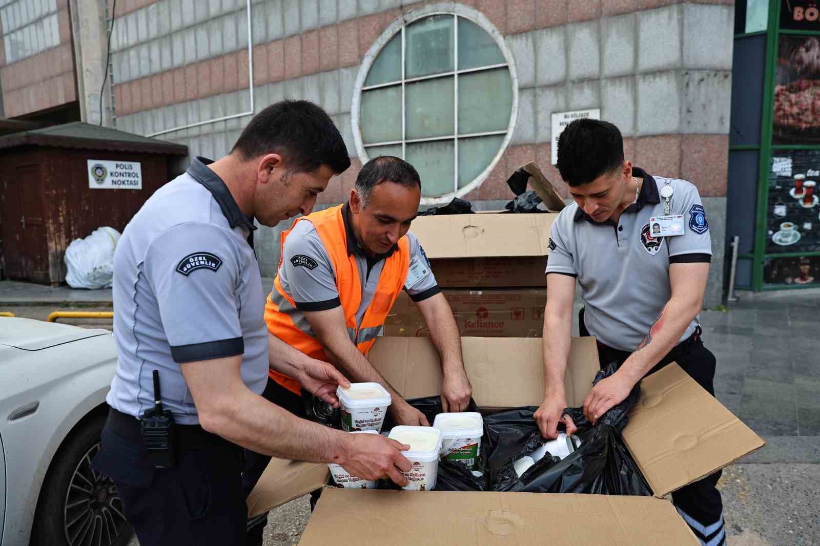 Otobüsle usulsüz taşınan yaklaşık 1 ton yoğurt Antalya otogarında imha edildi 8 otobusle usulsuz tasinan yaklasik 1 ton yogurt antalya otogarinda imha edildi 4 QjfruXeE