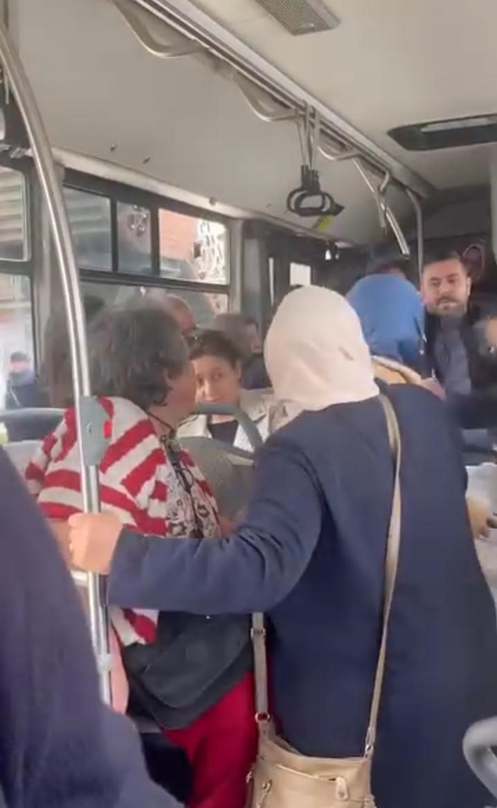 otobuste kadinlar yer kavgasinda soforun kolunu isirdi 3