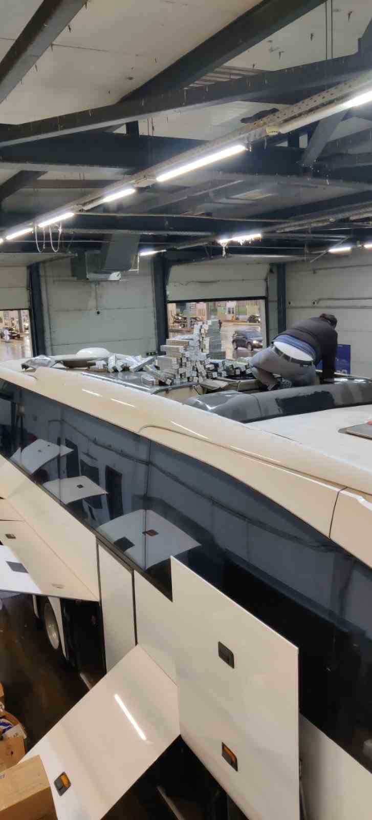 otobuste tavan klimasina gizlenen 45 bin 200 paket sigara gumruge takildi 2 PXk4R48M