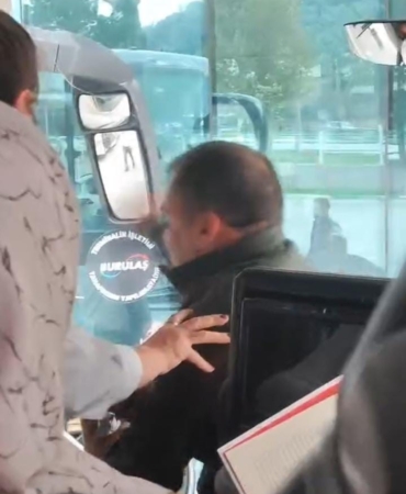 otobuste-yumruklu-kavga-kamerada-aMlQrRAE.jpg