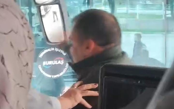 otobuste-yumruklu-kavga-kamerada-aMlQrRAE.jpg