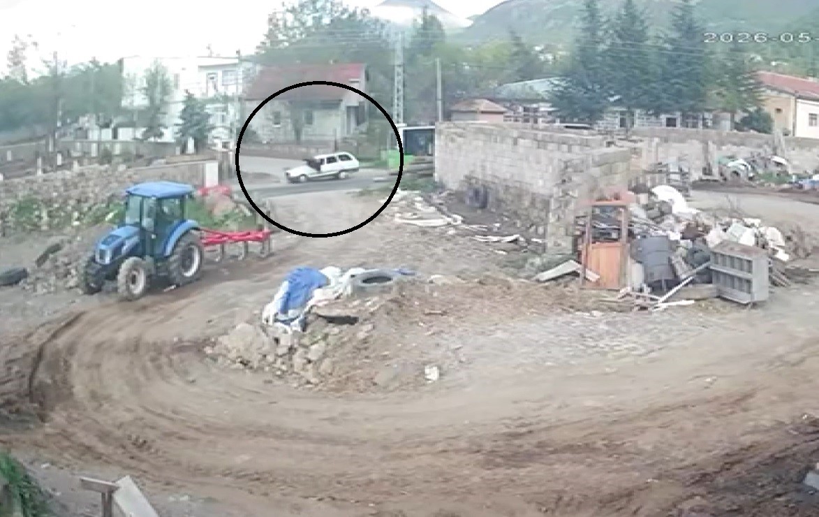 otobusten indi otomobil carpti o anlar kamerada 0 yMdn5TAF