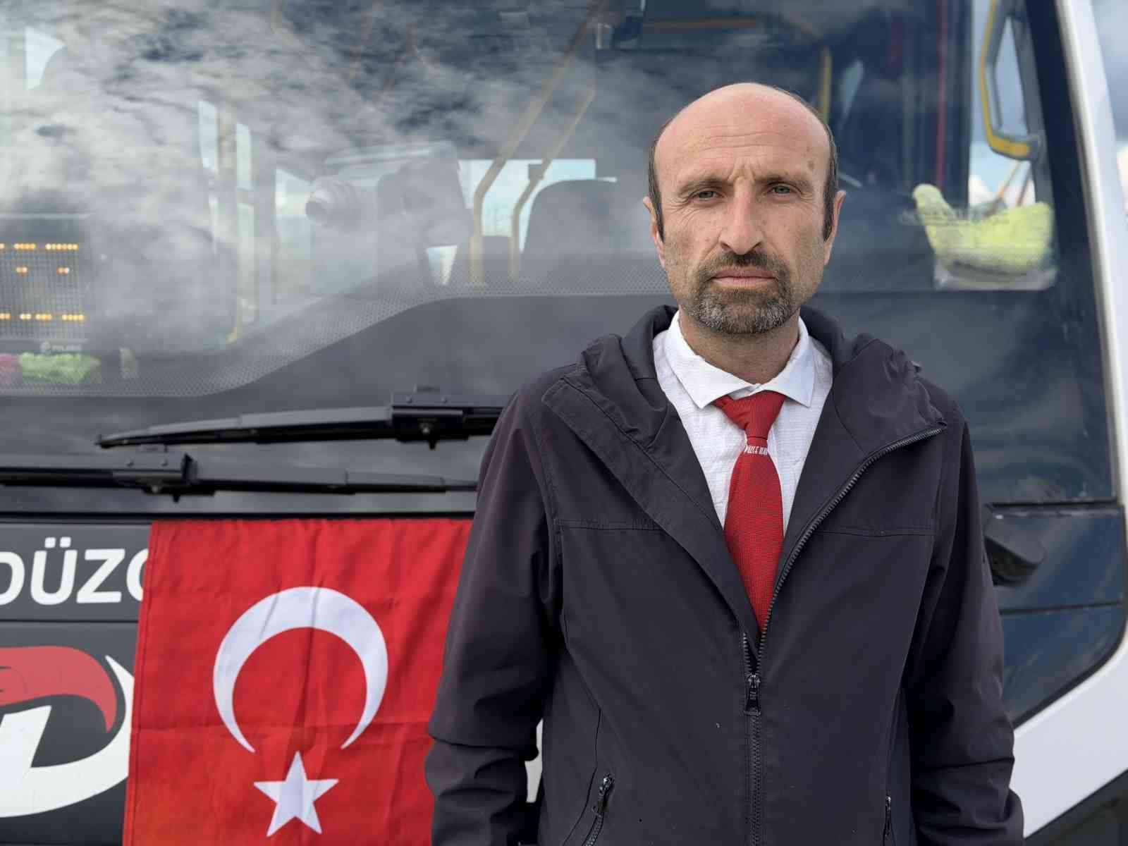 otobusu ambulansa cevirdi bayilan ogrenciyi hastaneye tasidi 3 3hfD3Gsw