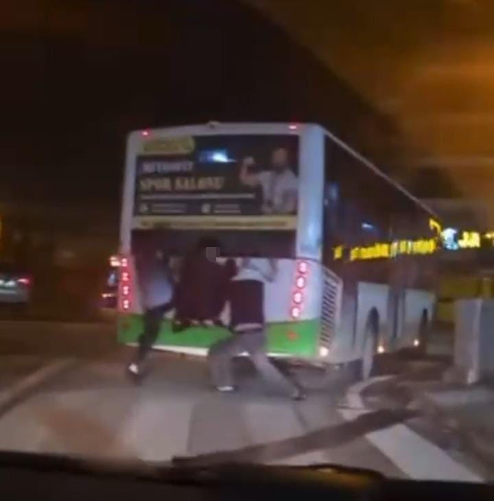 otobusun arkasina tutunan cocuklar yurekleri agza getirdi 1 5IRjlUAj