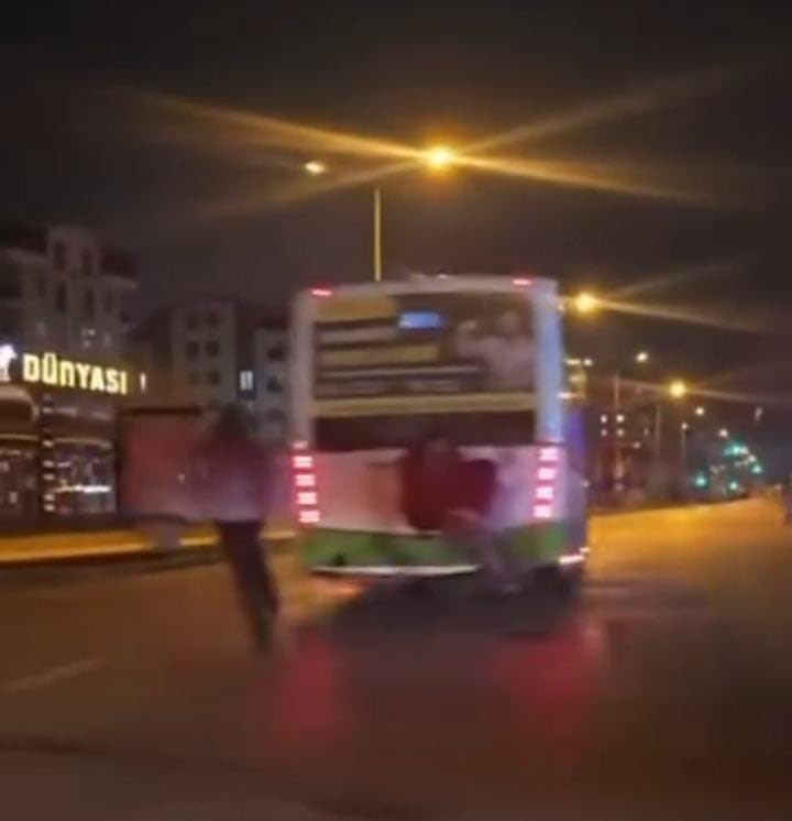 otobusun arkasina tutunan cocuklar yurekleri agza getirdi 2