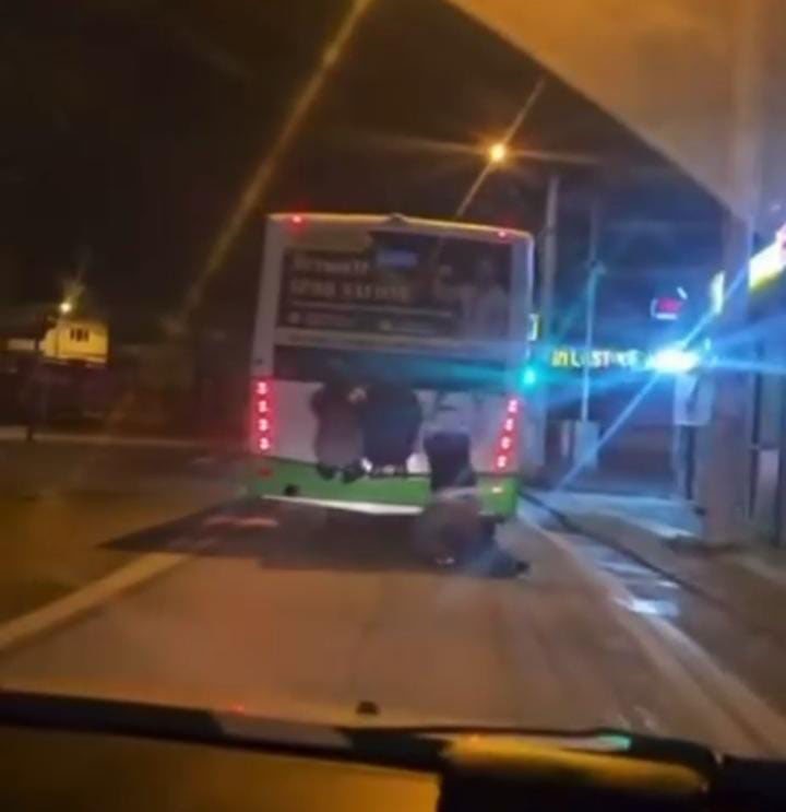otobusun arkasina tutunan cocuklar yurekleri agza getirdi 3 wqe1p3FD