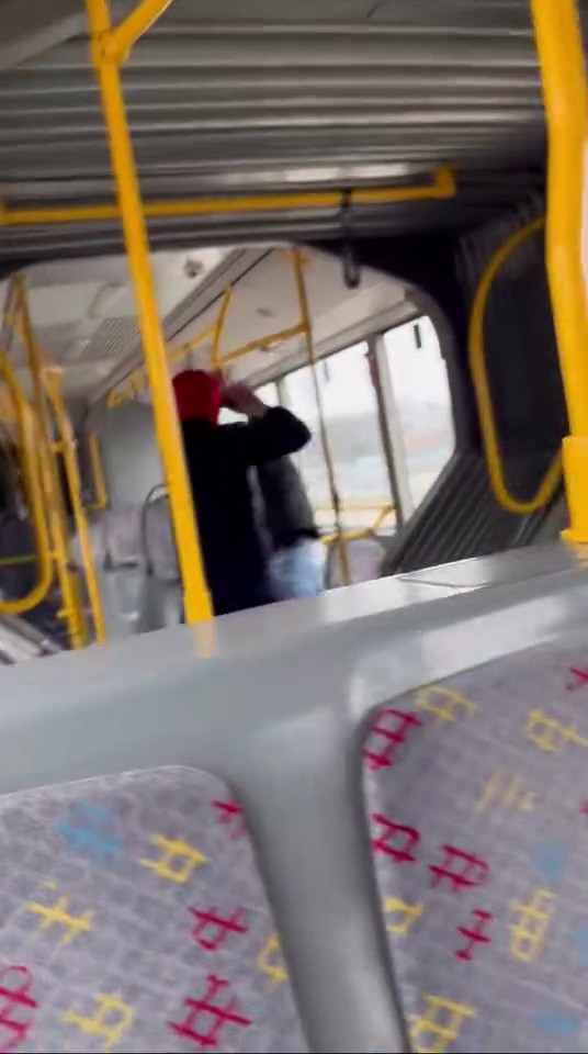 otobusun icinde tekme tokat boyle darp ettikomutanima bicak cekmisti 1 mXnnNAaC