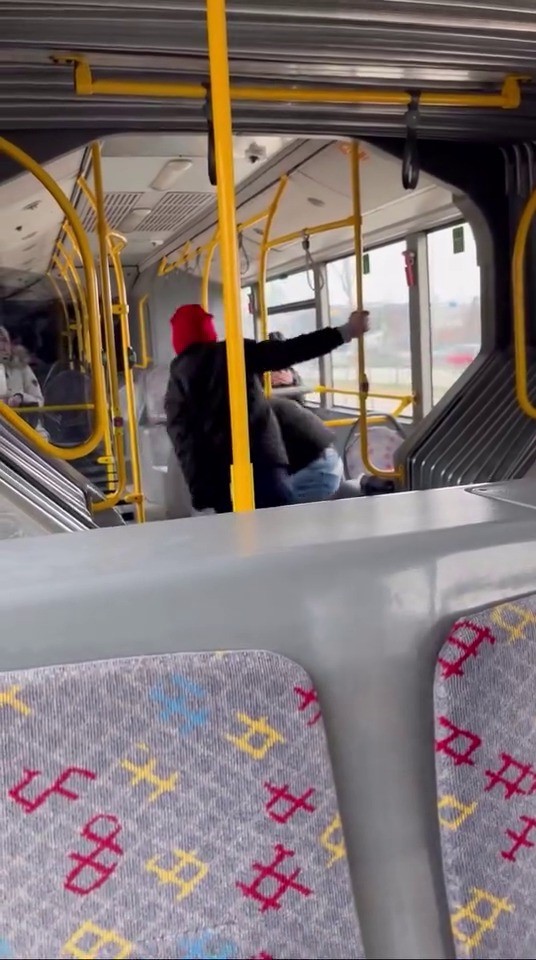 otobusun icinde tekme tokat boyle darp ettikomutanima bicak cekmisti 3 Rrj4awCt
