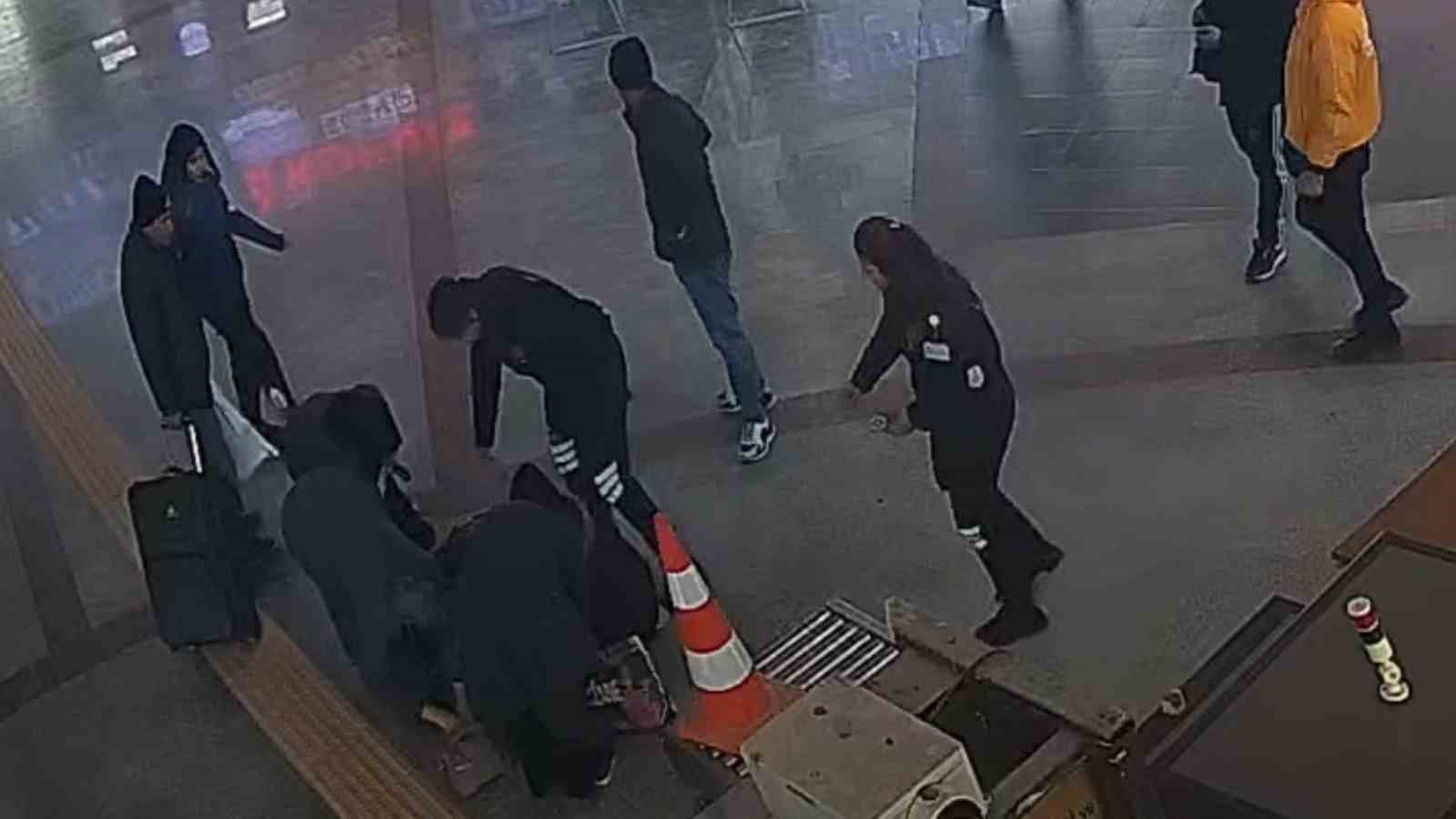 otogarda bir anda yere yigilan kadina guvenlikten hayat kurtaran mudahale 0
