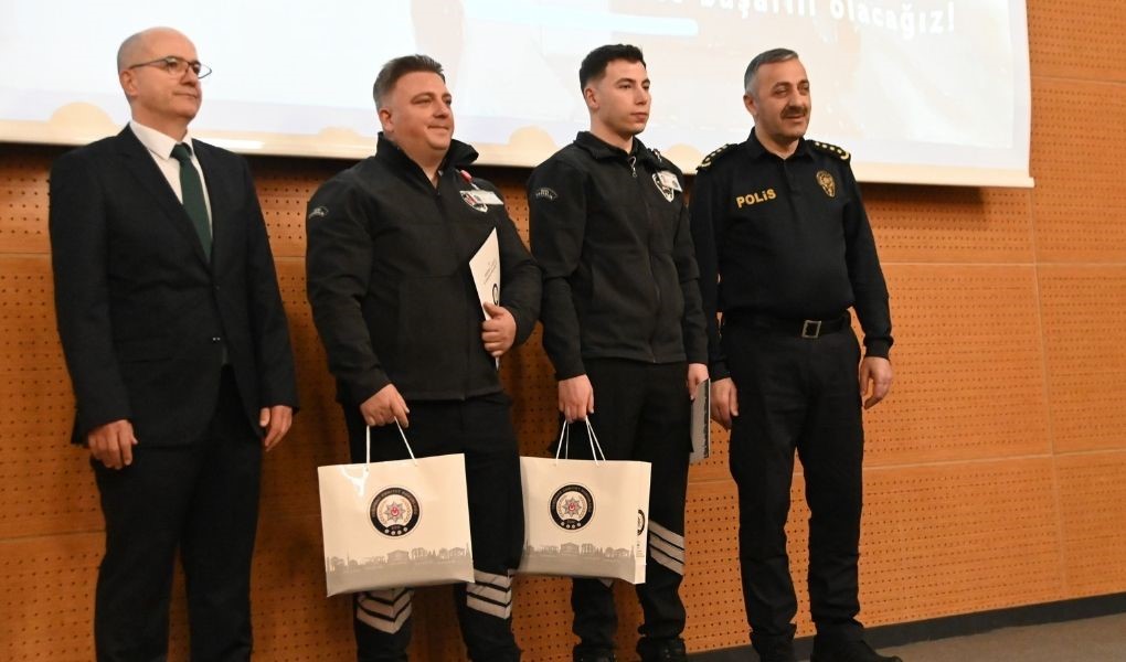 otogarda uyusturucu sevkiyatini engelleyen guvenlik personeline plaket 0 c8HpYV3S