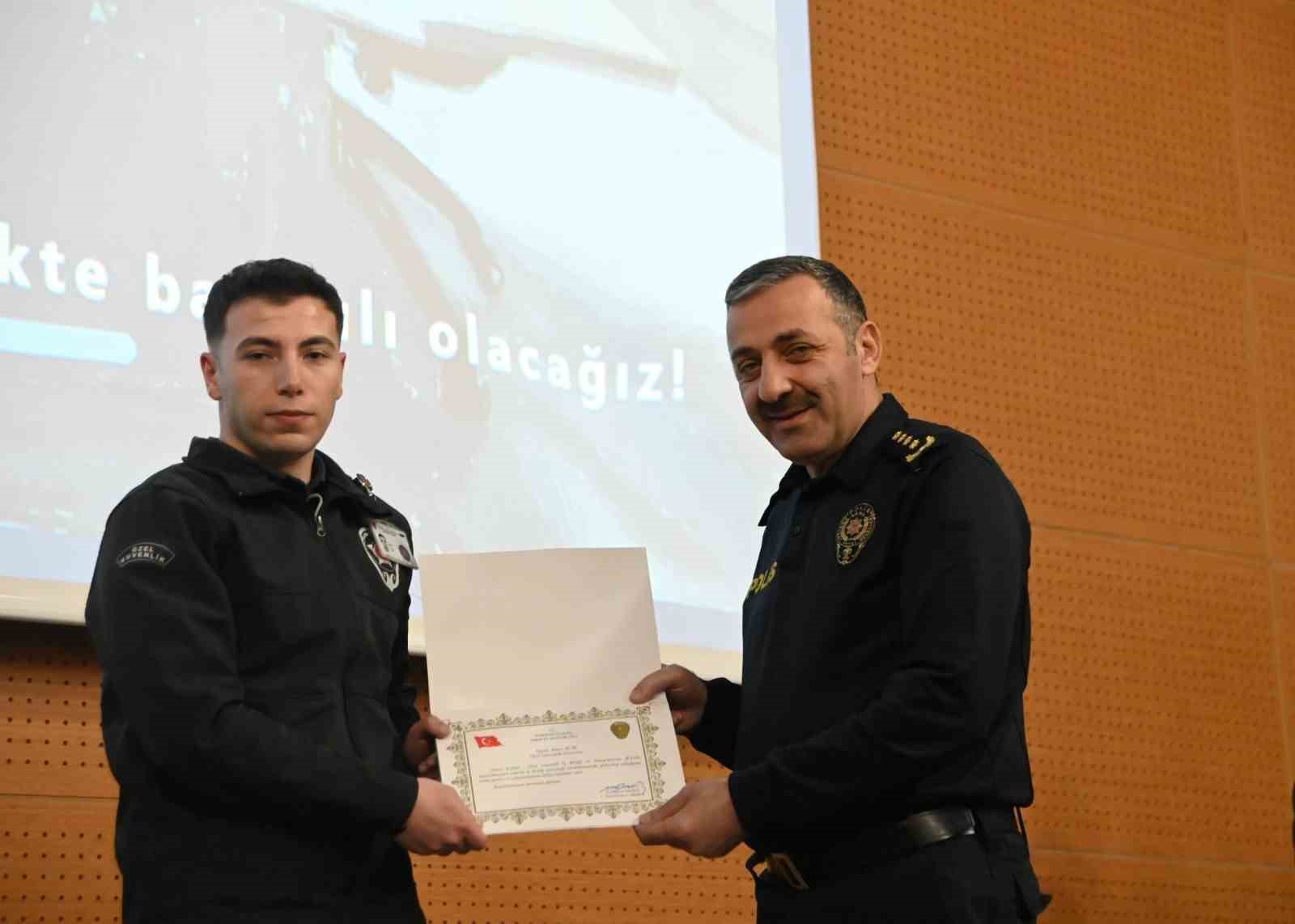 otogarda uyusturucu sevkiyatini engelleyen guvenlik personeline plaket 2 rV2lnQg2