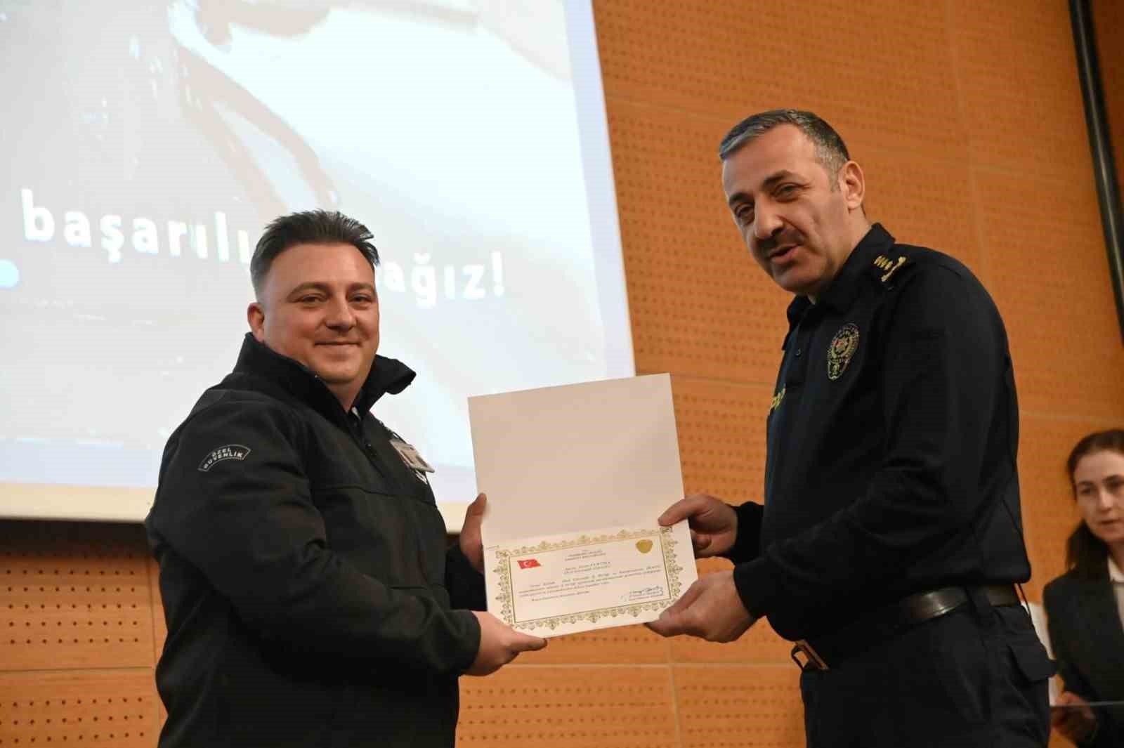 otogarda uyusturucu sevkiyatini engelleyen guvenlik personeline plaket 3 GRXLz5l6