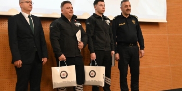 otogarda-uyusturucu-sevkiyatini-engelleyen-guvenlik-personeline-plaket-BMIgFw8w.jpg