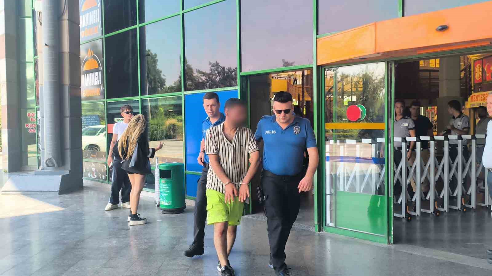otogarin disindaki cuvala gizledigi bicagi alip 2 guvenlik gorevlisini yaraladi 1