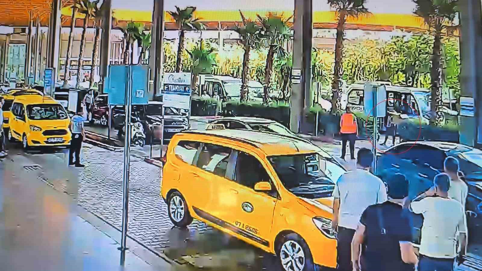 otogarin disindaki cuvala gizledigi bicagi alip 2 guvenlik gorevlisini yaraladi 3 2XnC7OmO