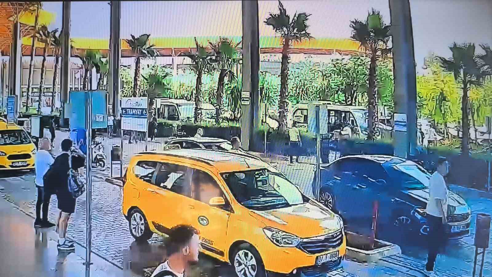otogarin disindaki cuvala gizledigi bicagi alip 2 guvenlik gorevlisini yaraladi 4 WqzFauSI