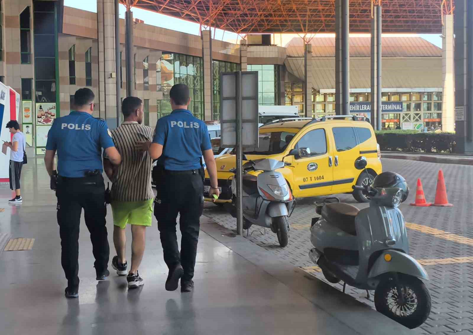otogarin disindaki cuvala gizledigi bicagi alip 2 guvenlik gorevlisini yaraladi 5