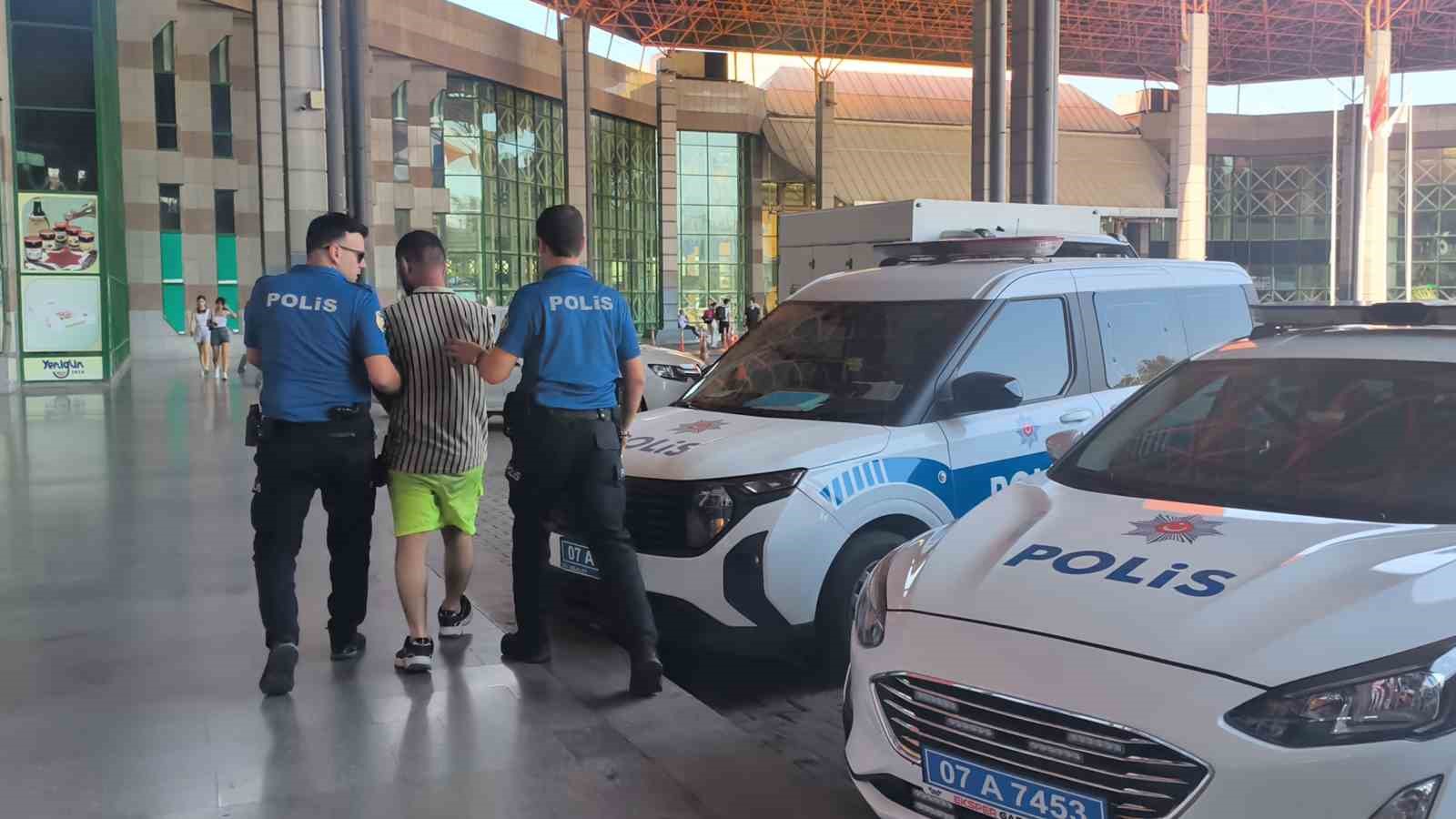 otogarin disindaki cuvala gizledigi bicagi alip 2 guvenlik gorevlisini yaraladi 6 OWgyVO2V