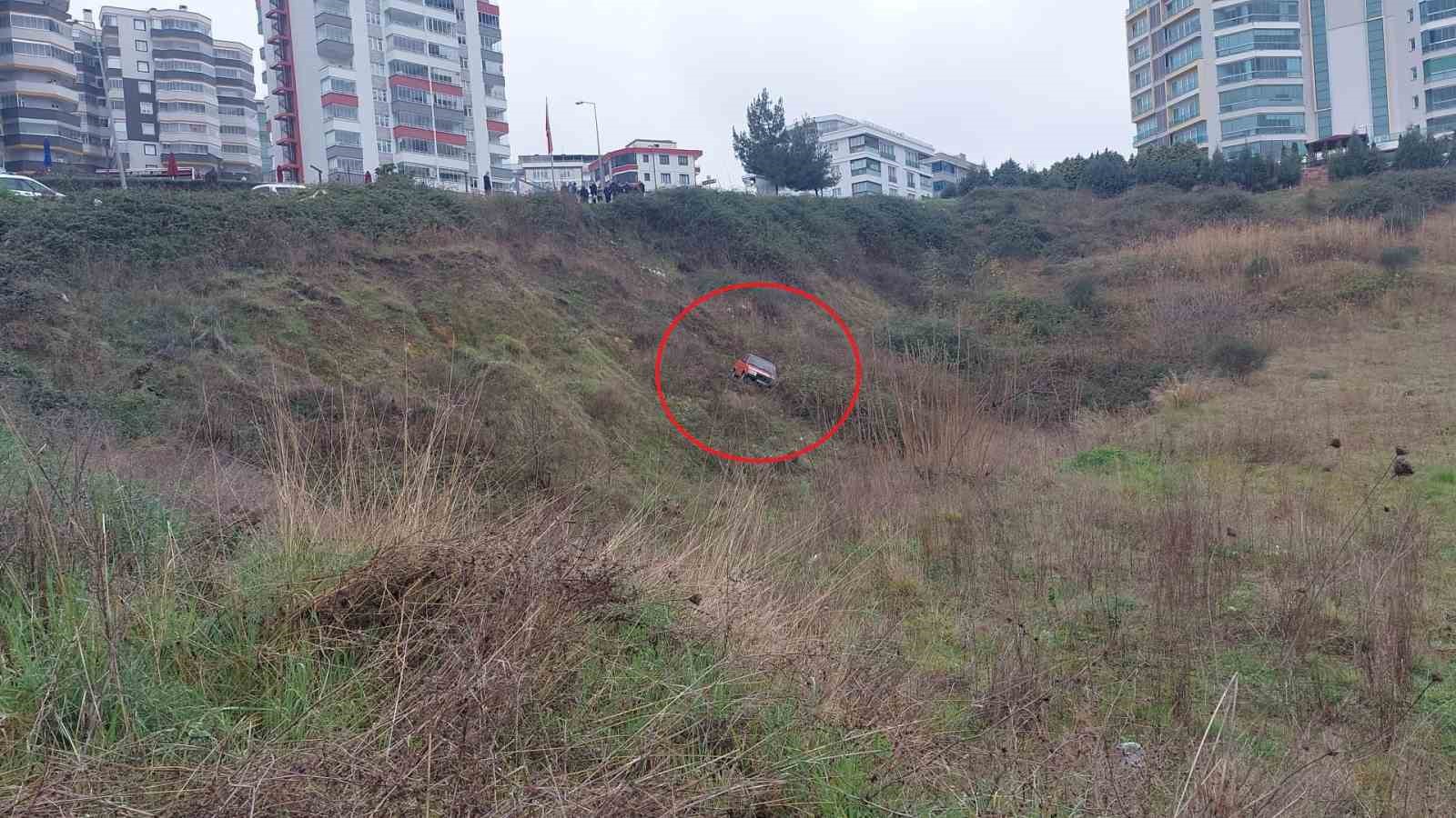 Otomobil 10 metre aşağıya uçtu: 1 yaralı 4 otomobil 10 metre asagiya uctu 1 yarali 0 mYV2lUTy