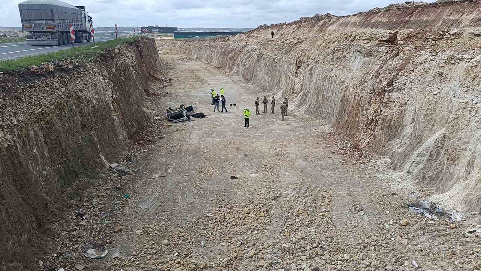 otomobil 10 metrelik cukura dustu 1 olu 1 yarali 3 CJ2KPK8R