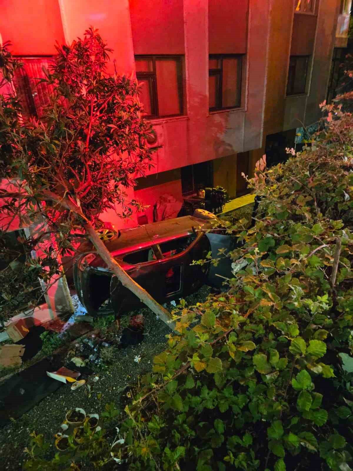 Otomobil 15 metrelik apartman boşluğuna düştü: 2 yaralı 5 otomobil 15 metrelik apartman bosluguna dustu 2 yarali 1 bSANKePT