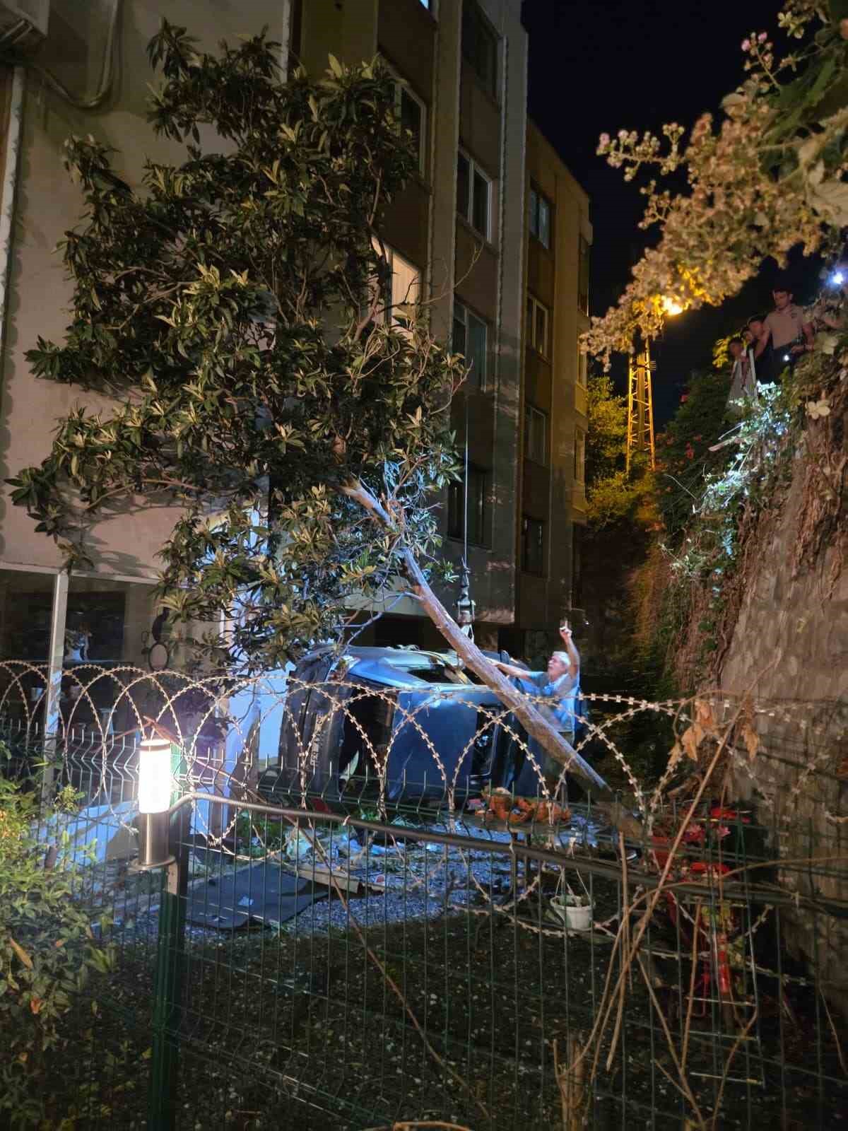 Otomobil 15 metrelik apartman boşluğuna düştü: 2 yaralı 7 otomobil 15 metrelik apartman bosluguna dustu 2 yarali 3