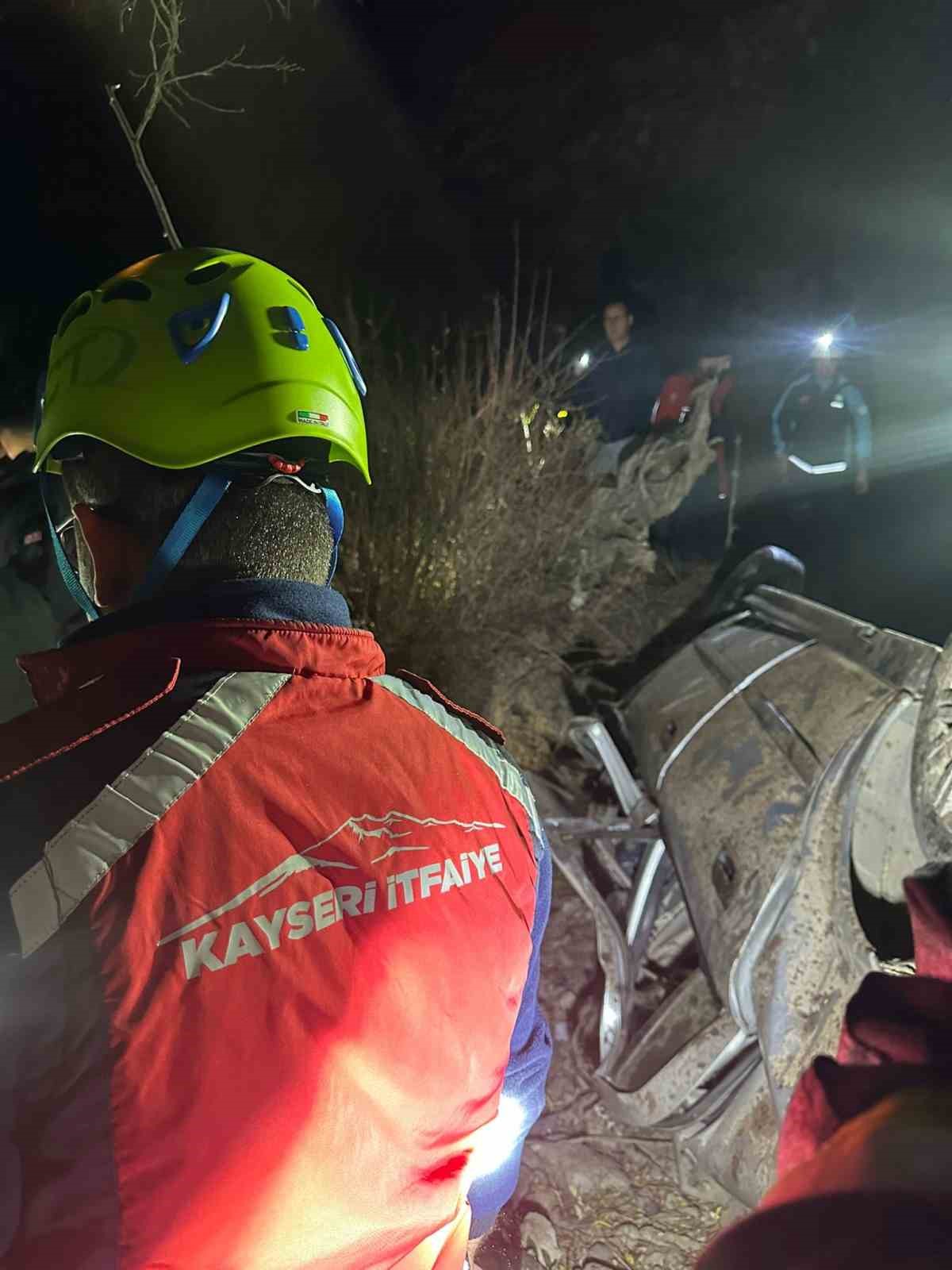 Otomobil 200 metre yükseklikten vadiye uçtu: 1 ölü 14 otomobil 200 metre yukseklikten vadiye uctu 1 olu 10 YOihrcK2