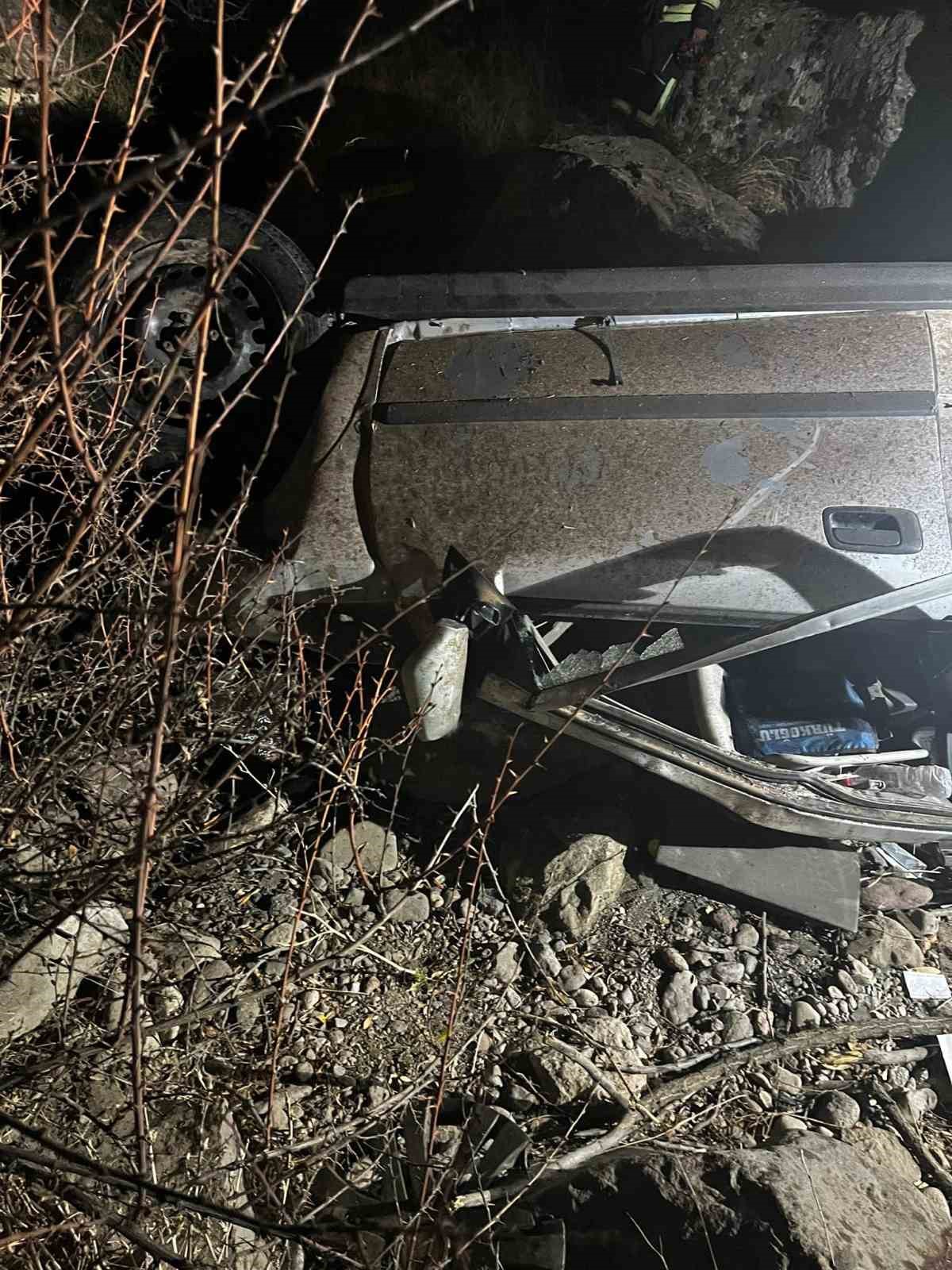 Otomobil 200 metre yükseklikten vadiye uçtu: 1 ölü 15 otomobil 200 metre yukseklikten vadiye uctu 1 olu 11