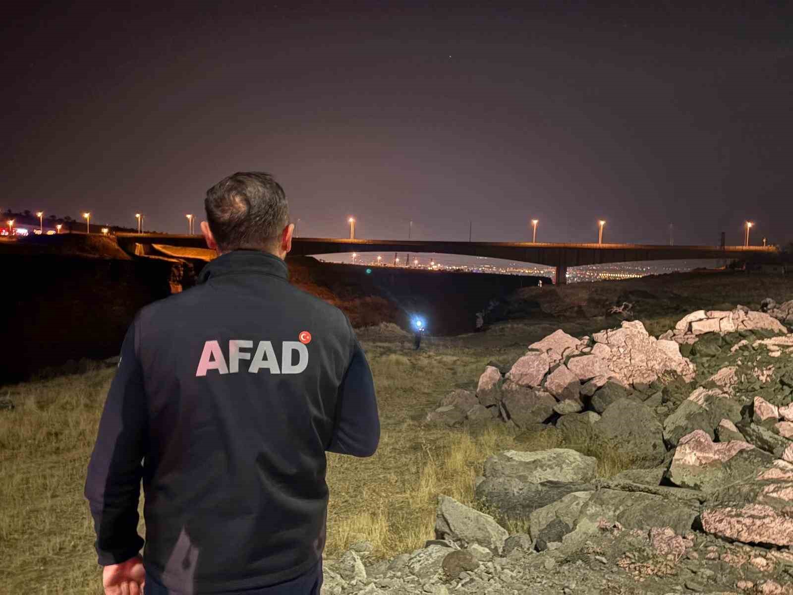 Otomobil 200 metre yükseklikten vadiye uçtu: 1 ölü 6 otomobil 200 metre yukseklikten vadiye uctu 1 olu 2 Z5OMDaa1