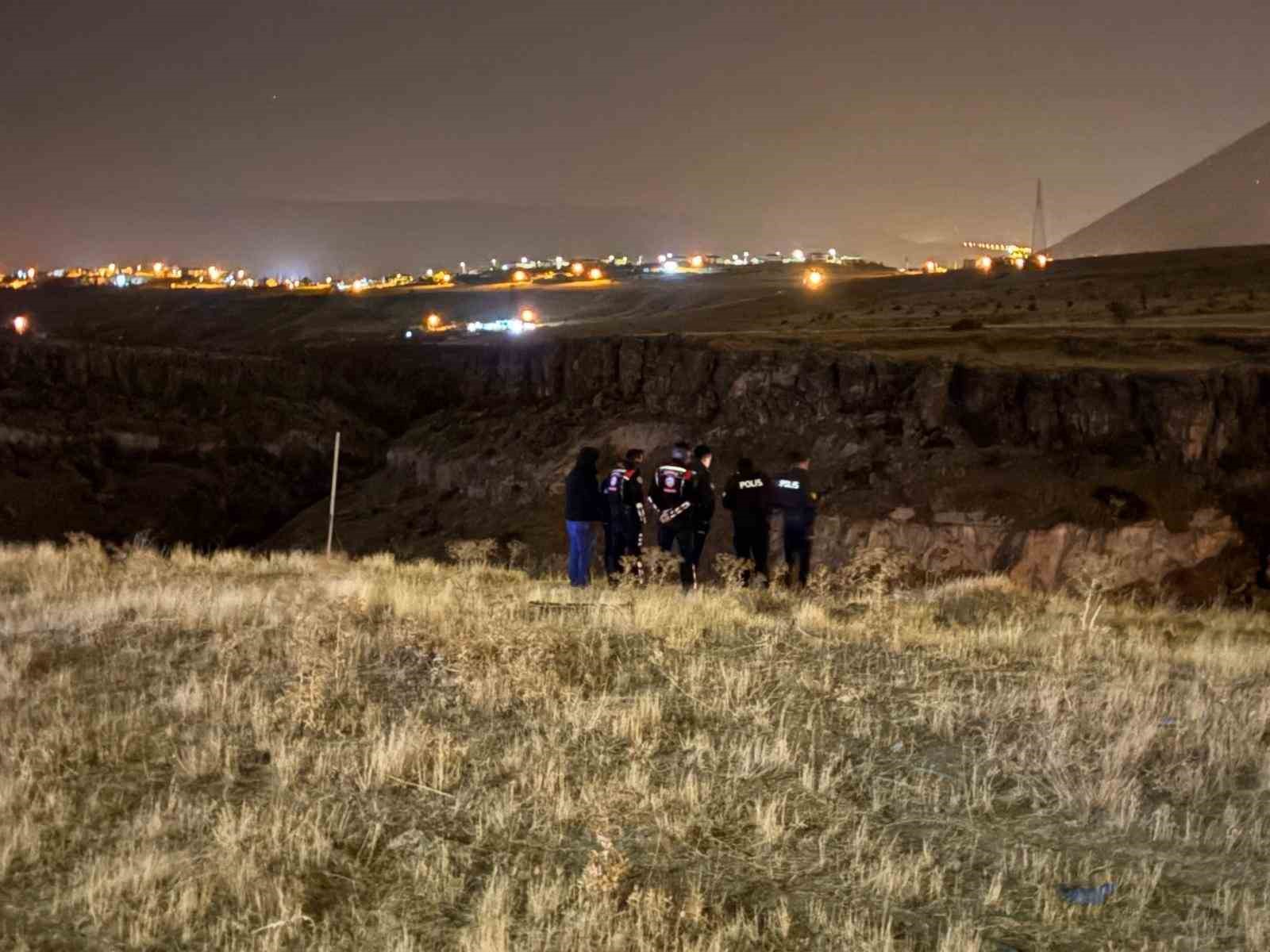 Otomobil 200 metre yükseklikten vadiye uçtu: 1 ölü 8 otomobil 200 metre yukseklikten vadiye uctu 1 olu 4 2QqmwqGP