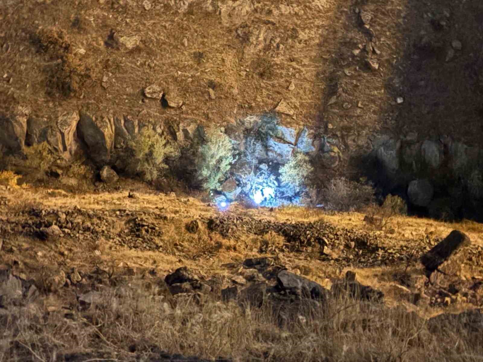 Otomobil 200 metre yükseklikten vadiye uçtu: 1 ölü 9 otomobil 200 metre yukseklikten vadiye uctu 1 olu 5 VWh9lYN5