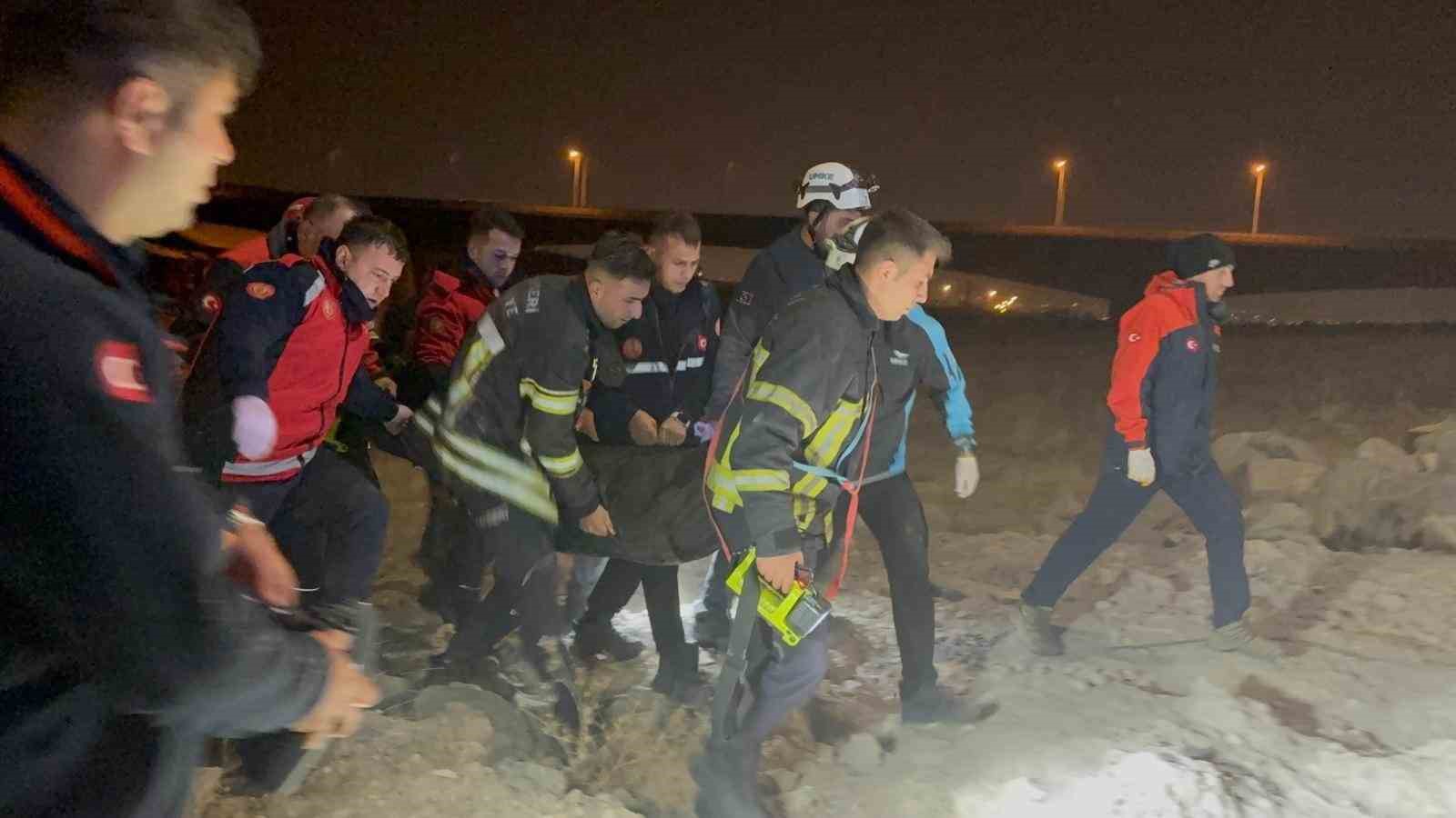 Otomobil 200 metre yükseklikten vadiye uçtu: 1 ölü 11 otomobil 200 metre yukseklikten vadiye uctu 1 olu 7 SSeP9a8c
