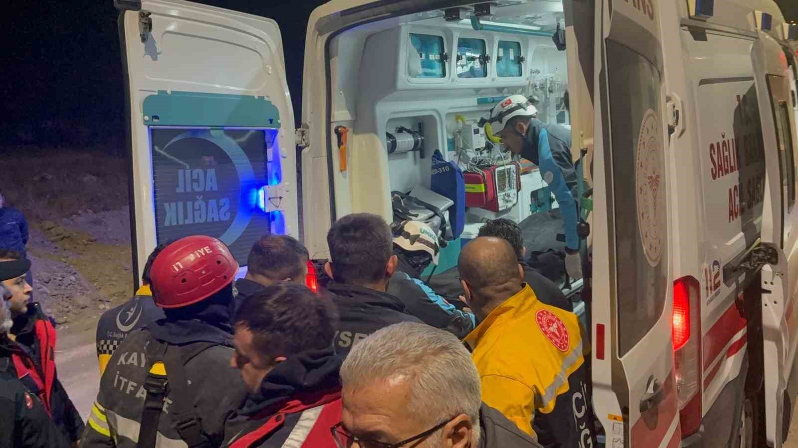 Otomobil 200 metre yükseklikten vadiye uçtu: 1 ölü 12 otomobil 200 metre yukseklikten vadiye uctu 1 olu 8
