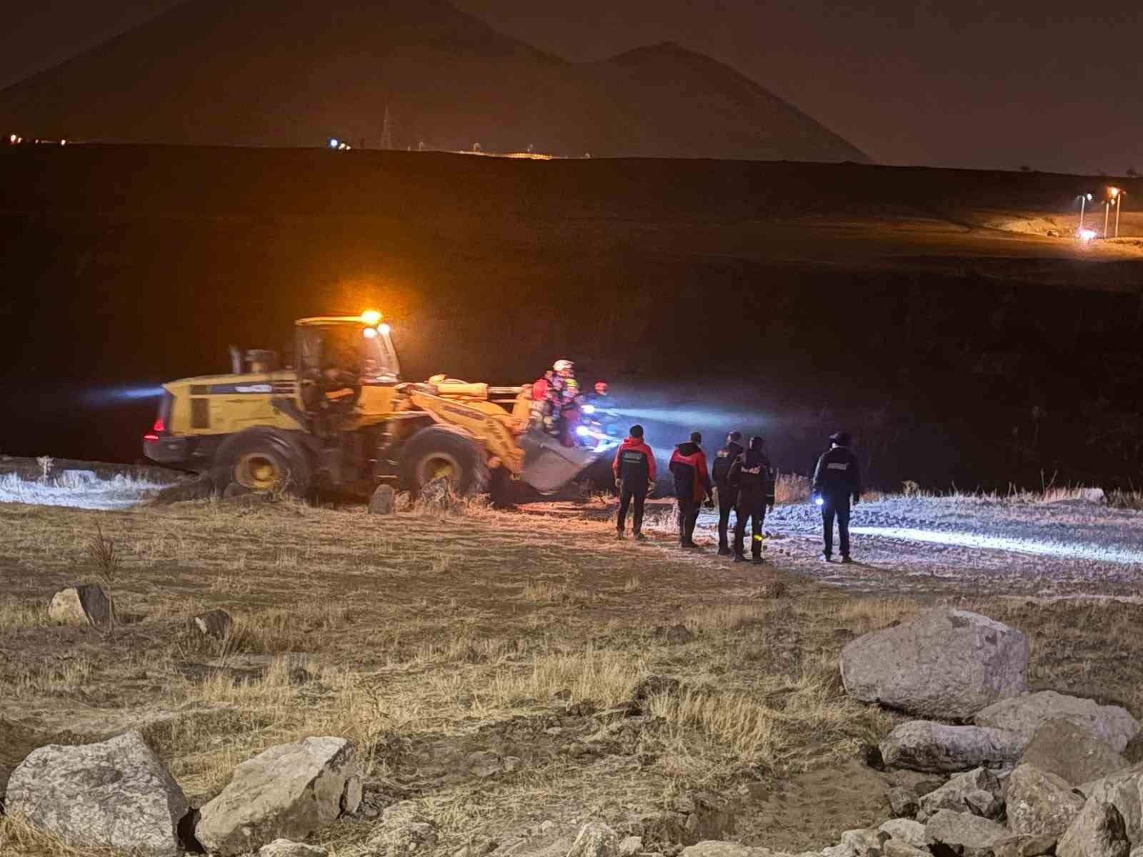 Otomobil 200 metre yükseklikten vadiye uçtu: 1 ölü 13 otomobil 200 metre yukseklikten vadiye uctu 1 olu 9 Xq8v1uIy