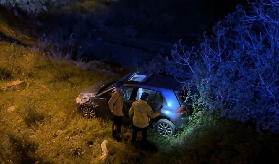 otomobil 7 metre yukseklikten yuvarlandi surucu burnu kanamadan aractan cikti 1 ClvP1QA5
