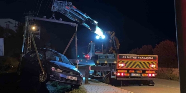 otomobil-7-metre-yukseklikten-yuvarlandi-surucu-burnu-kanamadan-aractan-cikti-QlsJQaQc.jpg