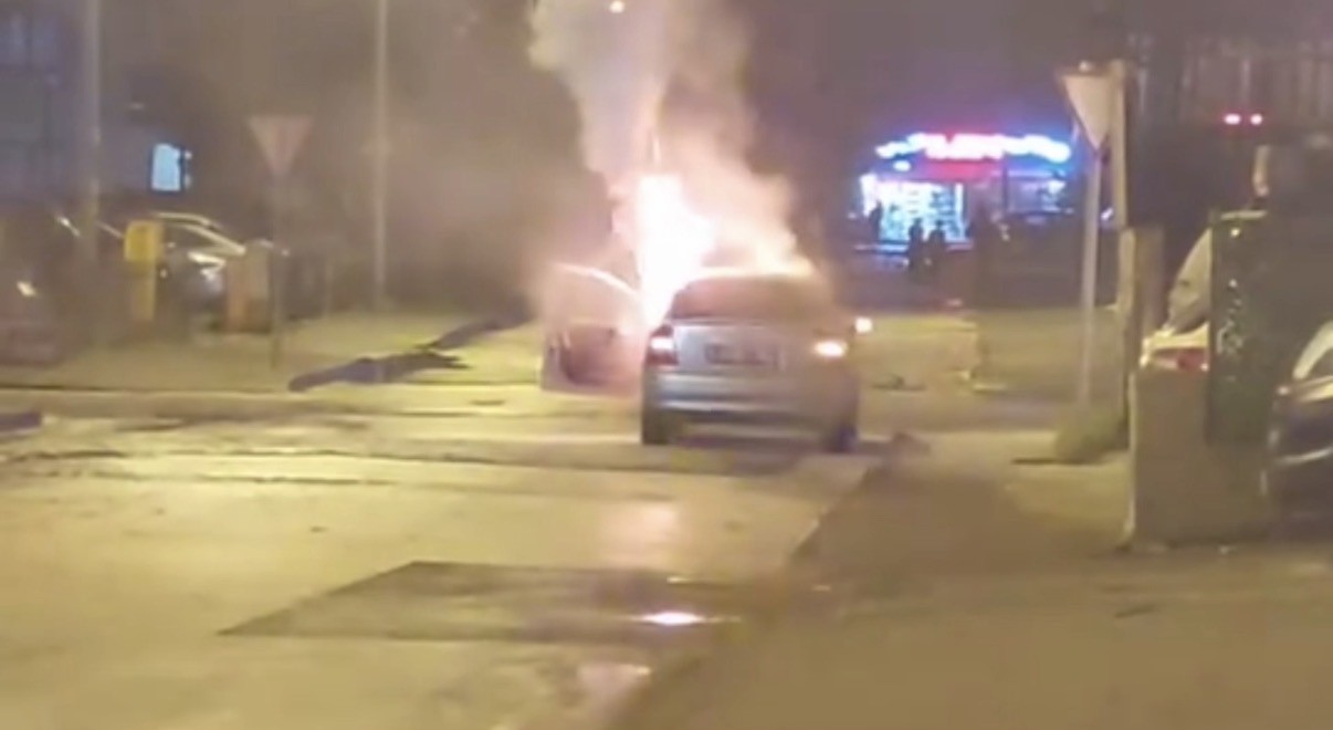 Otomobil alev alev yanarak küle döndü 4 otomobil alev alev yanarak kule dondu 0 wAuJ6rsq