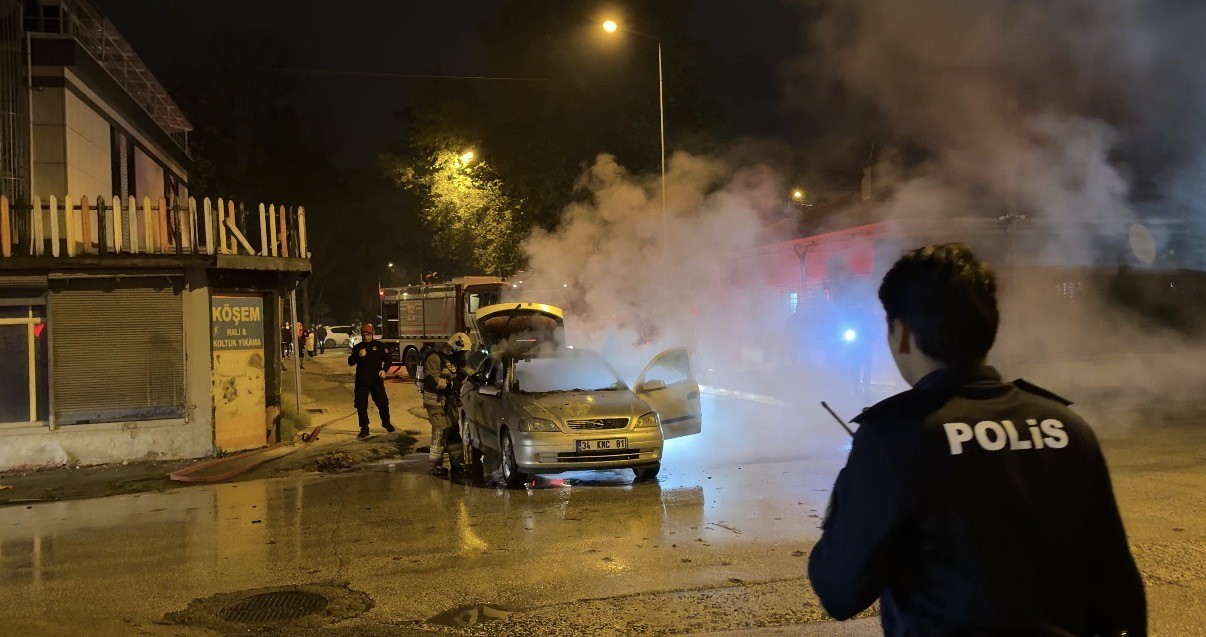 Otomobil alev alev yanarak küle döndü 6 otomobil alev alev yanarak kule dondu 2 npyuBk9F