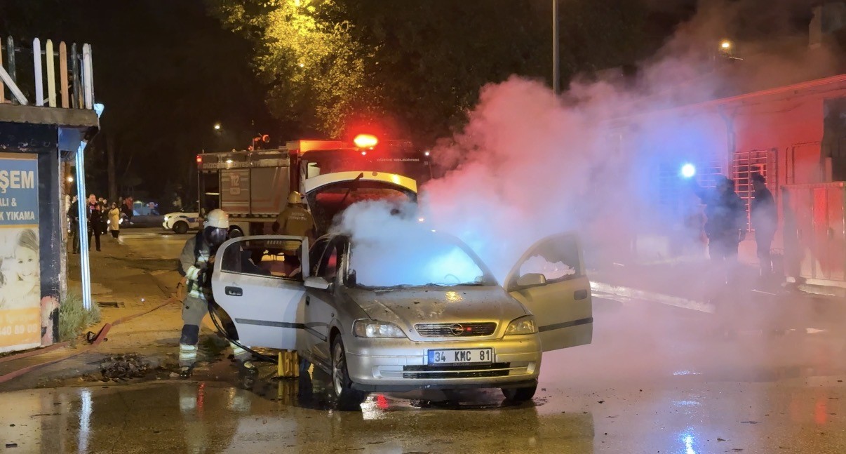 Otomobil alev alev yanarak küle döndü 7 otomobil alev alev yanarak kule dondu 3 pVDPWP25