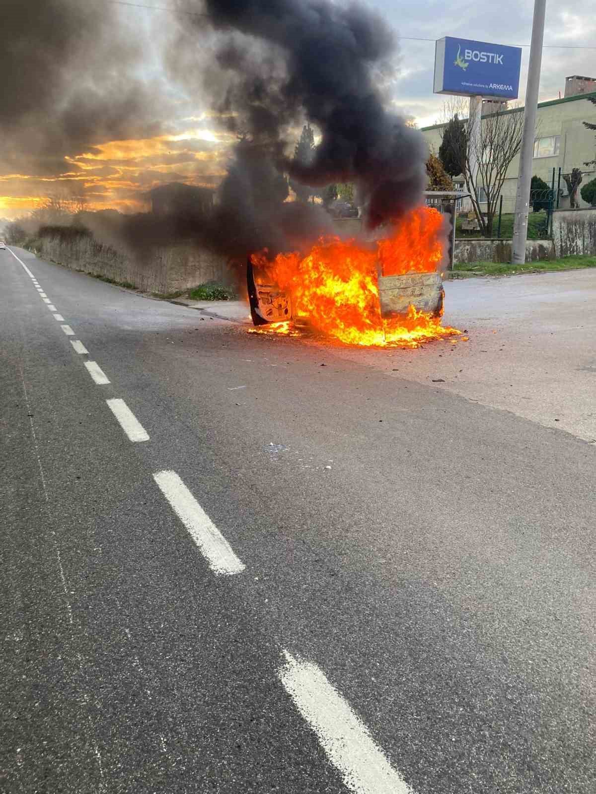 Otomobil, alev topuna döndü 4 otomobil alev topuna dondu 0