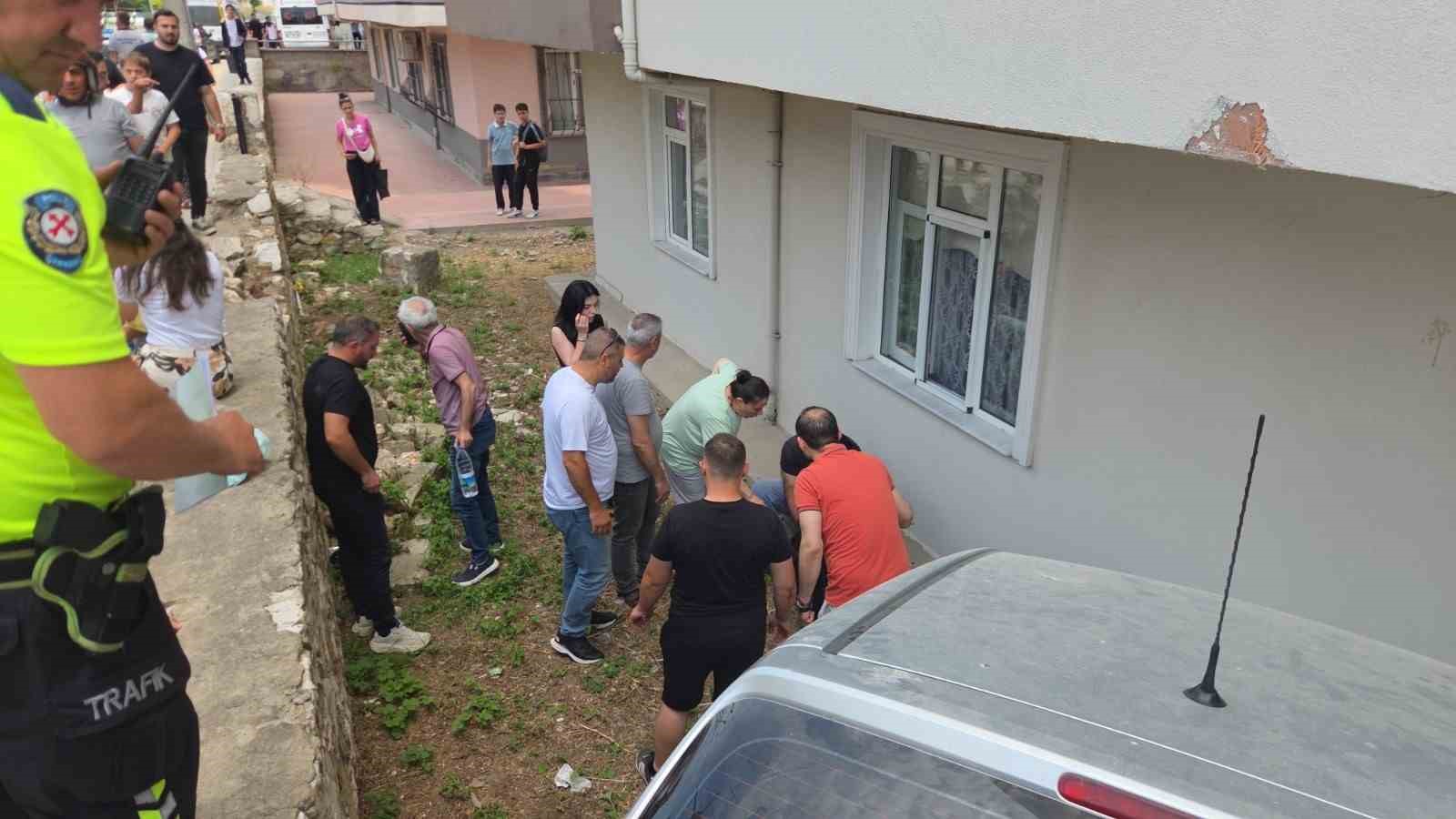 otomobil apartman bahcesine uctu faciadan donuldu 2 jQacpbSs