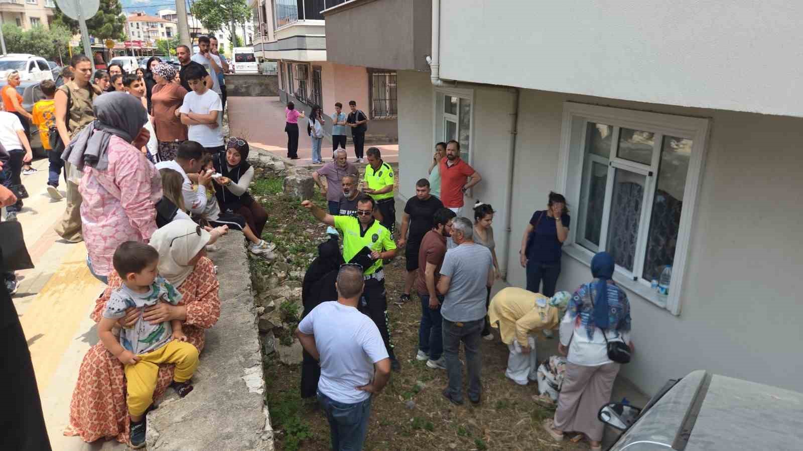 otomobil apartman bahcesine uctu faciadan donuldu 3