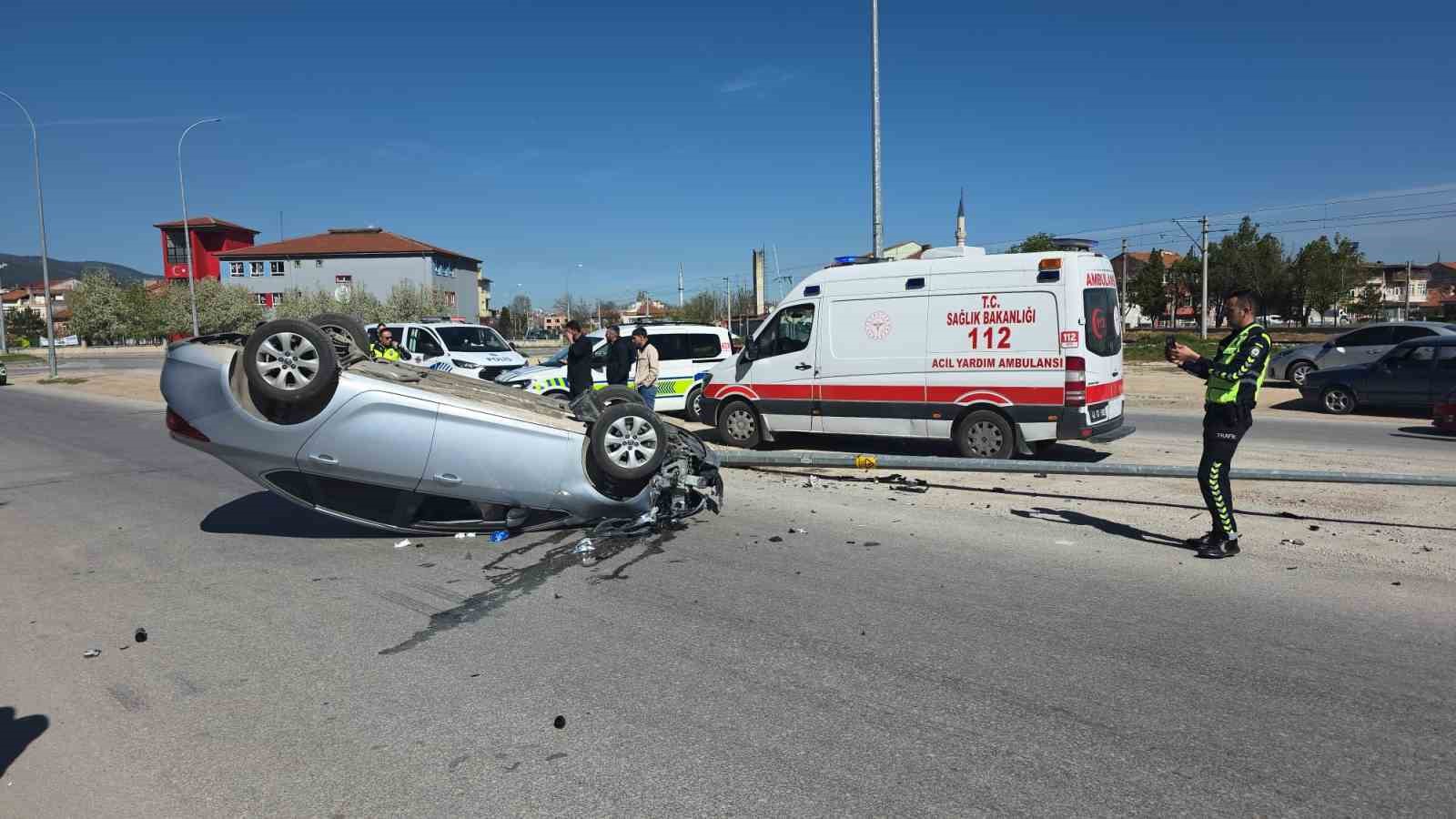 otomobil aydinlatma diregine carpip ters dondu surucu yaralandi 0