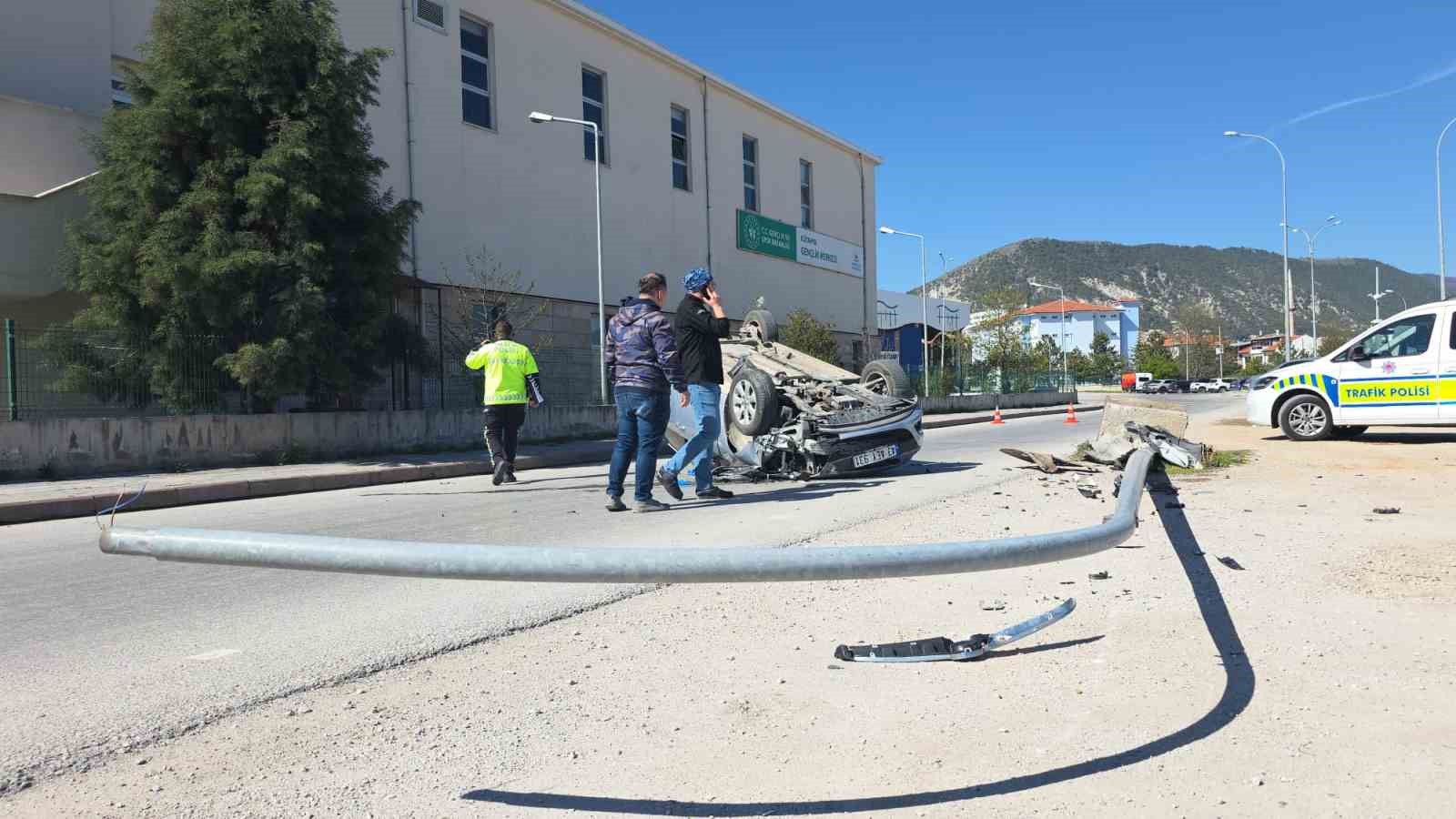 otomobil aydinlatma diregine carpip ters dondu surucu yaralandi 3 7bWpLyU9