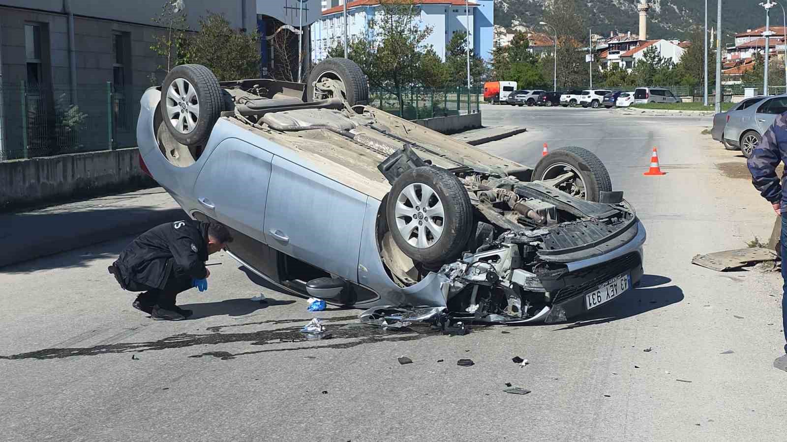 otomobil aydinlatma diregine carpip ters dondu surucu yaralandi 5 XNAGmsZn
