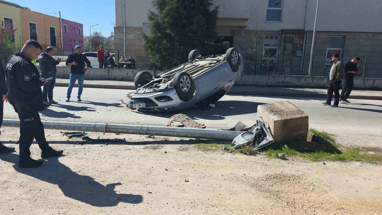 otomobil aydinlatma diregine carpip ters dondu surucu yaralandi 6 qsXM85D6