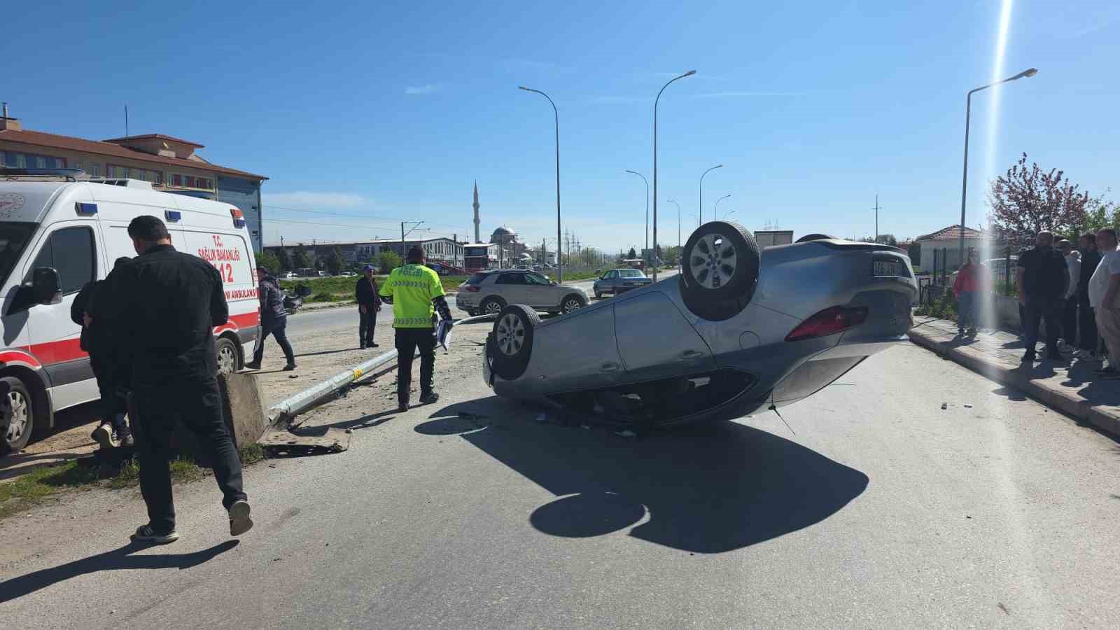 otomobil aydinlatma diregine carpip ters dondu surucu yaralandi 7 MLKKz3GM