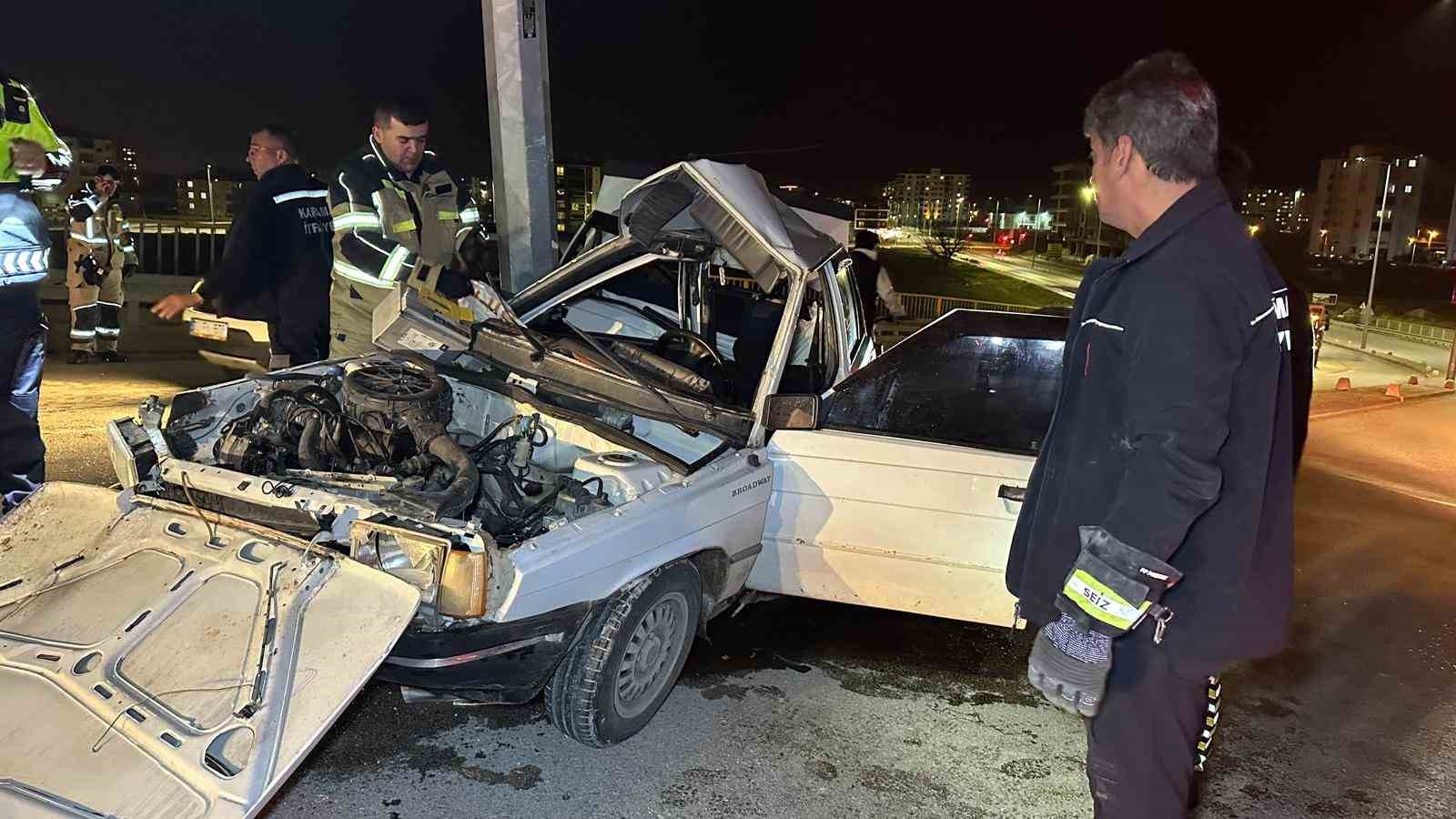Otomobil aydınlatma direğine çarptı: 1’i ağır, 2 yaralı 5 otomobil aydinlatma diregine carpti 1i agir 2 yarali 1