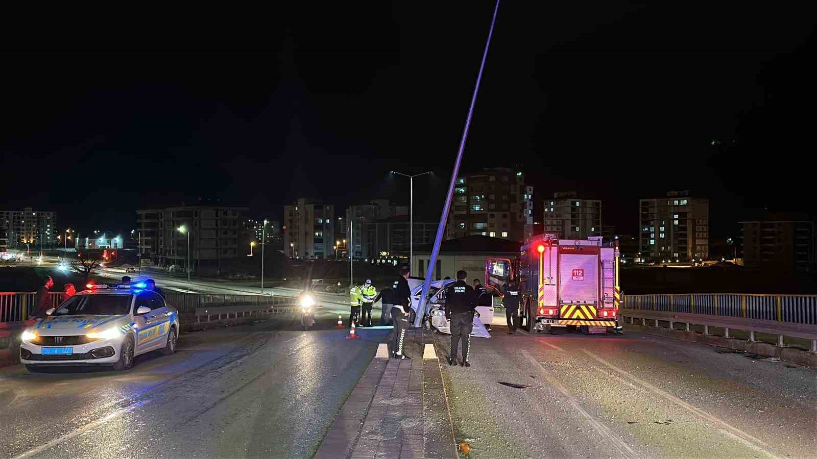 Otomobil aydınlatma direğine çarptı: 1’i ağır, 2 yaralı 7 otomobil aydinlatma diregine carpti 1i agir 2 yarali 3