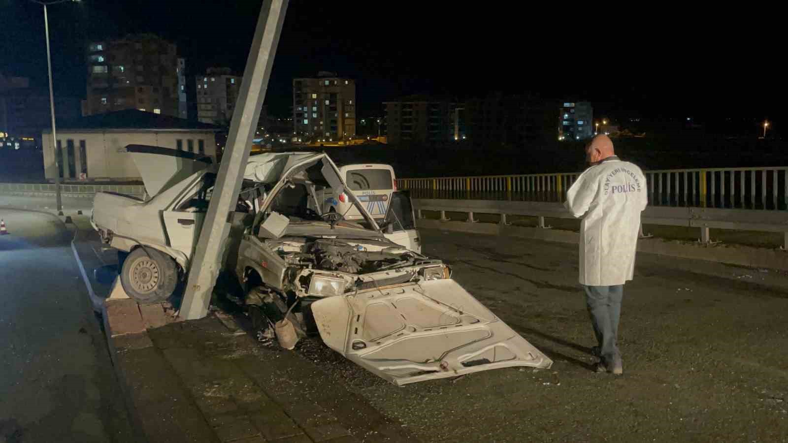 Otomobil aydınlatma direğine çarptı: 1’i ağır, 2 yaralı 8 otomobil aydinlatma diregine carpti 1i agir 2 yarali 4 pZtrD5z8